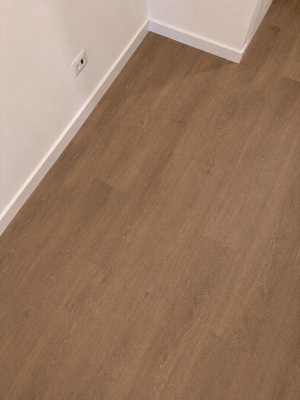 Foto reale di pavimento SPC colore everest FLOW 55 — casa reale della community Casa Match