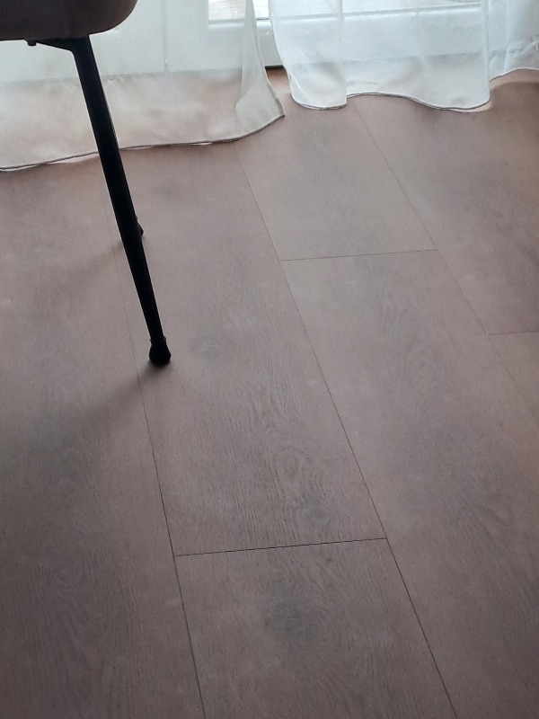Foto reale di pavimento SPC colore meru FLOW XL — casa reale della community Casa Match