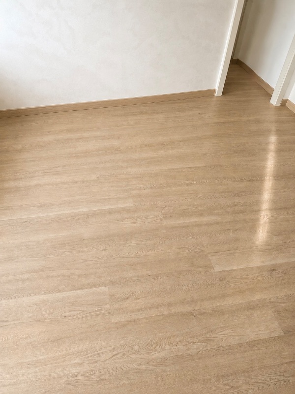 Foto reale di pavimento SPC colore everest FLOW 55 — casa reale della community Casa Match