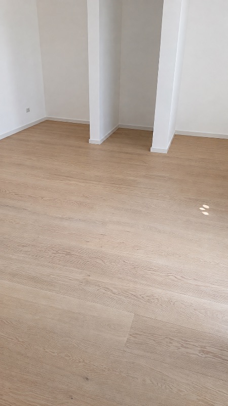 Foto reale di pavimento SPC colore valencia Skema Star K — casa reale della community Casa Match