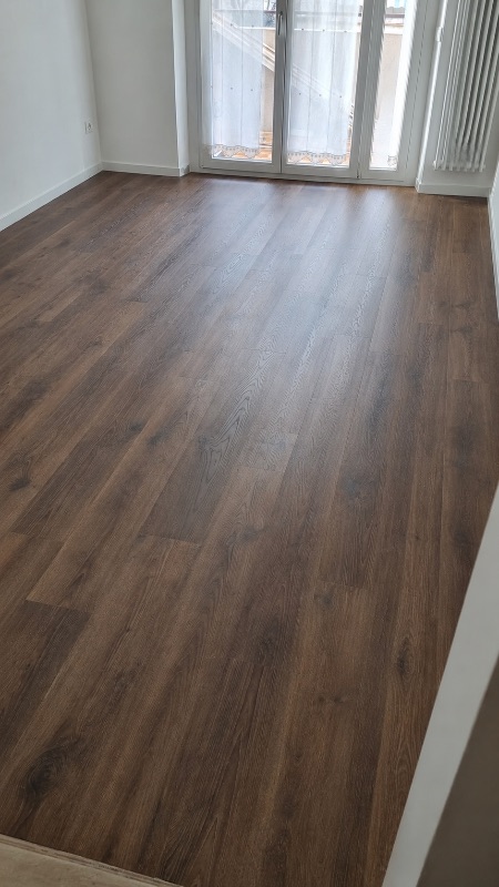 Foto reale di pavimento SPC colore rovere del prato marrone Pergo PVC — casa reale della community Casa Match